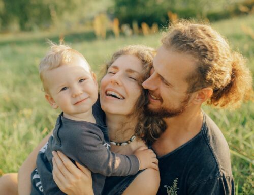 ¿Cómo pueden los padres y audioprotesistas ayudar a un niño con hipoacusia?
