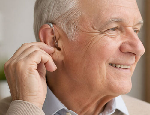 ¿Qué audífono es mejor para personas mayores? Guía completa para elegir bien